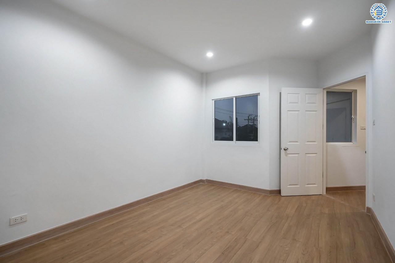 บ้านมือสองตกแต่งใหม่ โครงการ เศรณีลากูน วัดลาดปลาดุก บ้านเดี่ยวหลังมุม ตอบโจทย์ทุกการใช้ชีวิต บนเนื้อที่ 64.9 ตร.ว. พื้นที่ใช้สอยกว่า 186 ตร.ม. ฟังก์ชัน 3 ห้องนอน 3 ห้องน้ำ จอดรถได้ 2 คัน ทำเลเดินทางง่าย สะดวกสบายใกล้ถนนใหญ่ รถไฟฟ้าสายสีม่วง "สถานีคลองบางไผ่" แลจุดขึ้นทางด่วน "กาญจนาภิเษก"